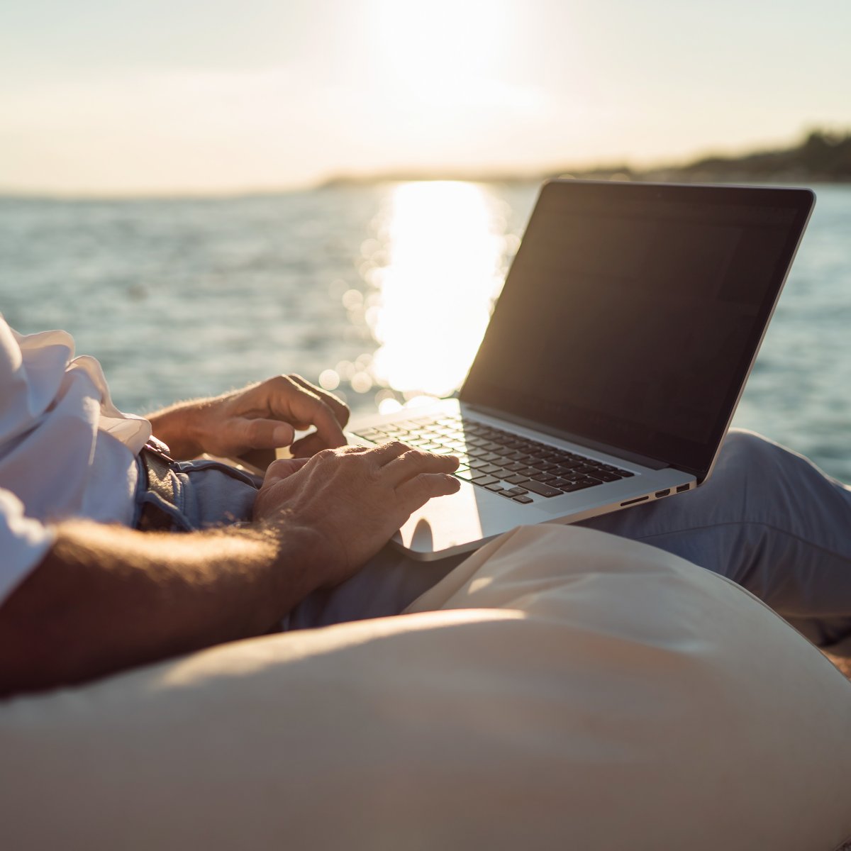 Une personne à la plage avec son ordinateur portable